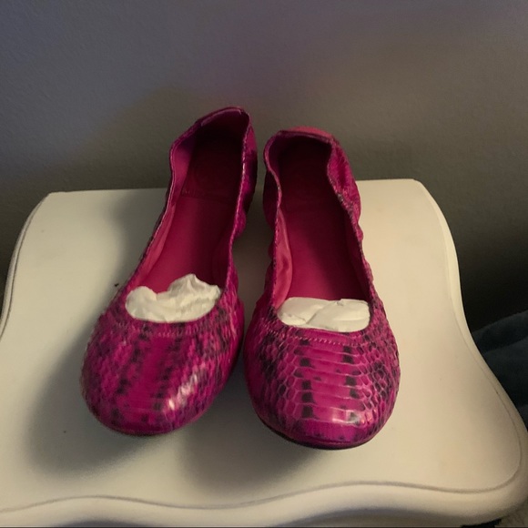 Tory Burch snake skin flats in magenta - Picture 2 of 3